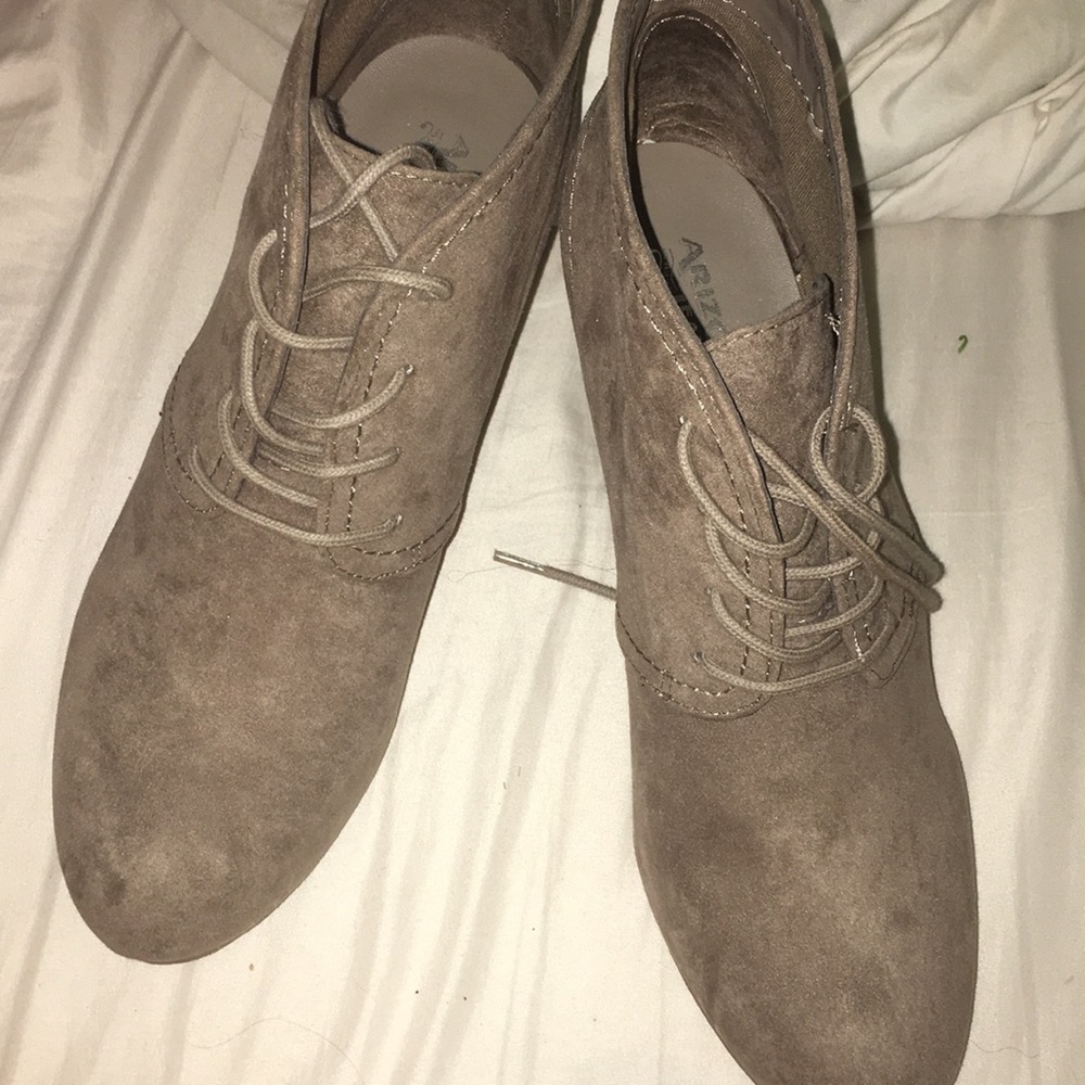 Women’s tan wedges